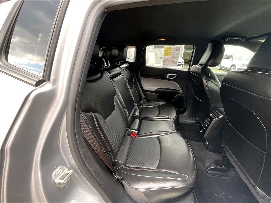 Used 2023 Silver Jeep Latitude Lux image 16