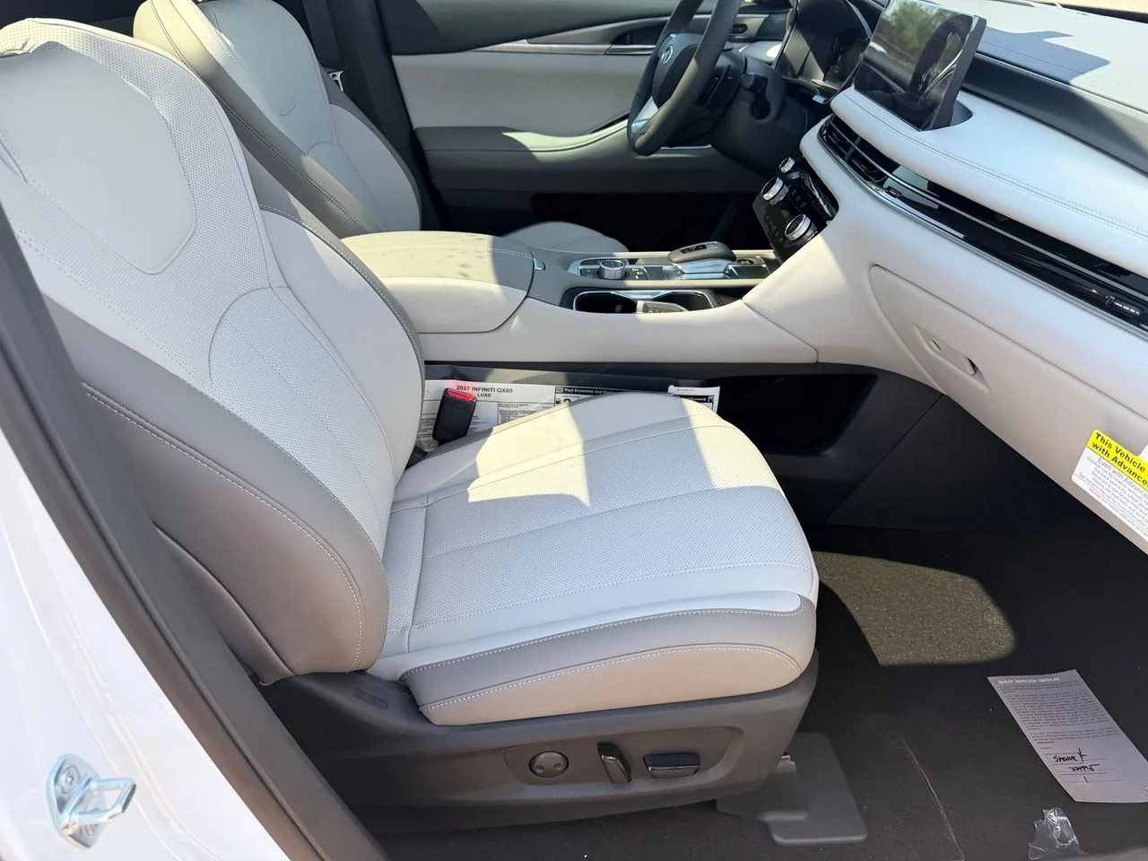 New 2027 RADIANT WHITE INFINITI Luxe FWD image 12