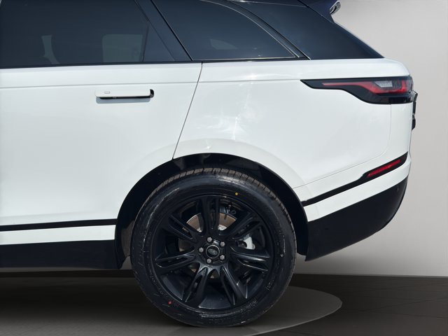 Used 2022 White Land Rover R-Dynamic S image 25