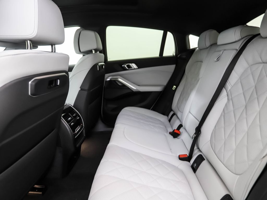 Used 2026 White Metallic BMW xDrive40i image 22