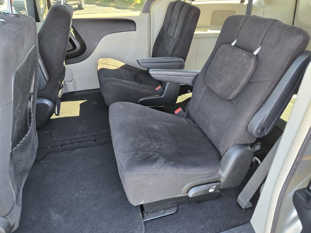 Used 2011 Silver Chrysler Touring image 13
