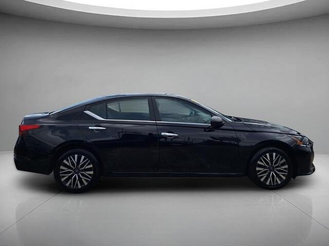 Used 2024 Super Black Nissan 2.5 SV image 6