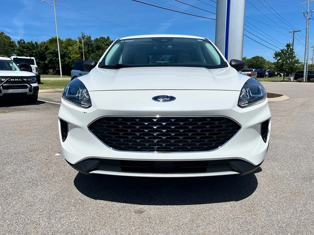Used 2022 White Ford SE image 2