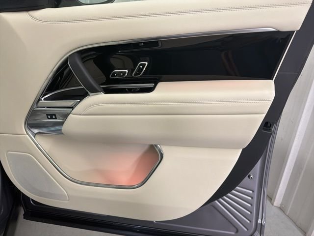 New 2026 Eiger Grey Land Rover SE image 23