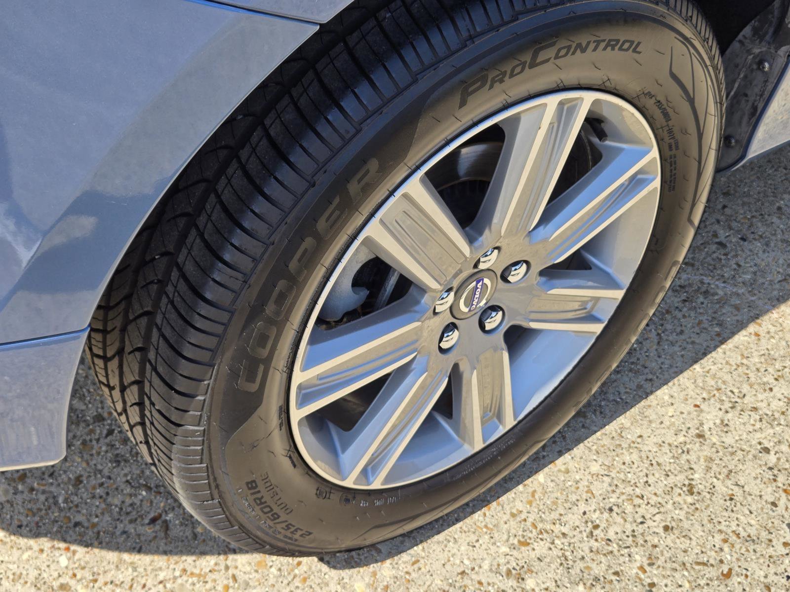 Used 2017 Blue Metallic Volvo Inscription image 12