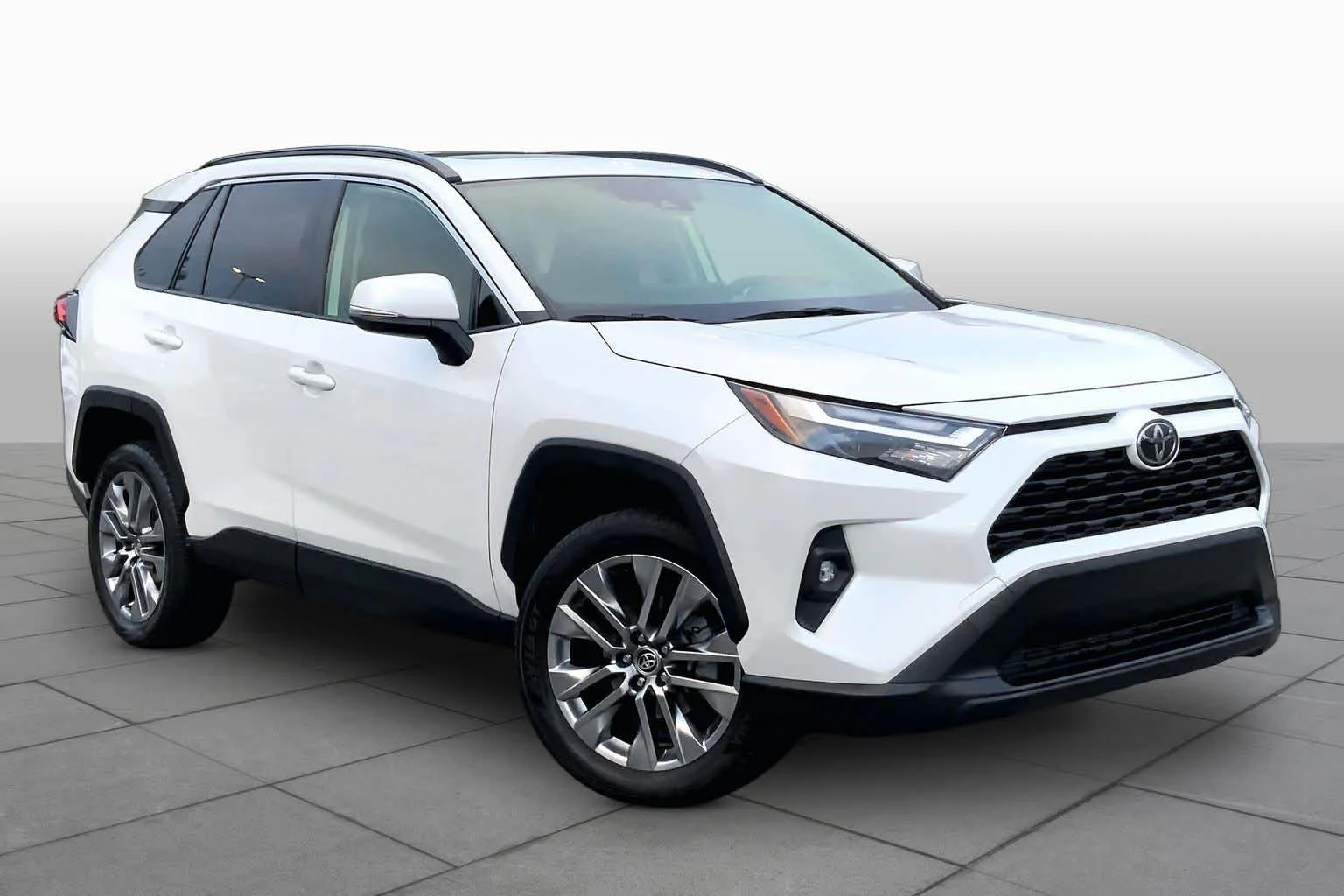 Used 2024 Wind Chill Pearl Toyota XLE Premium image 3