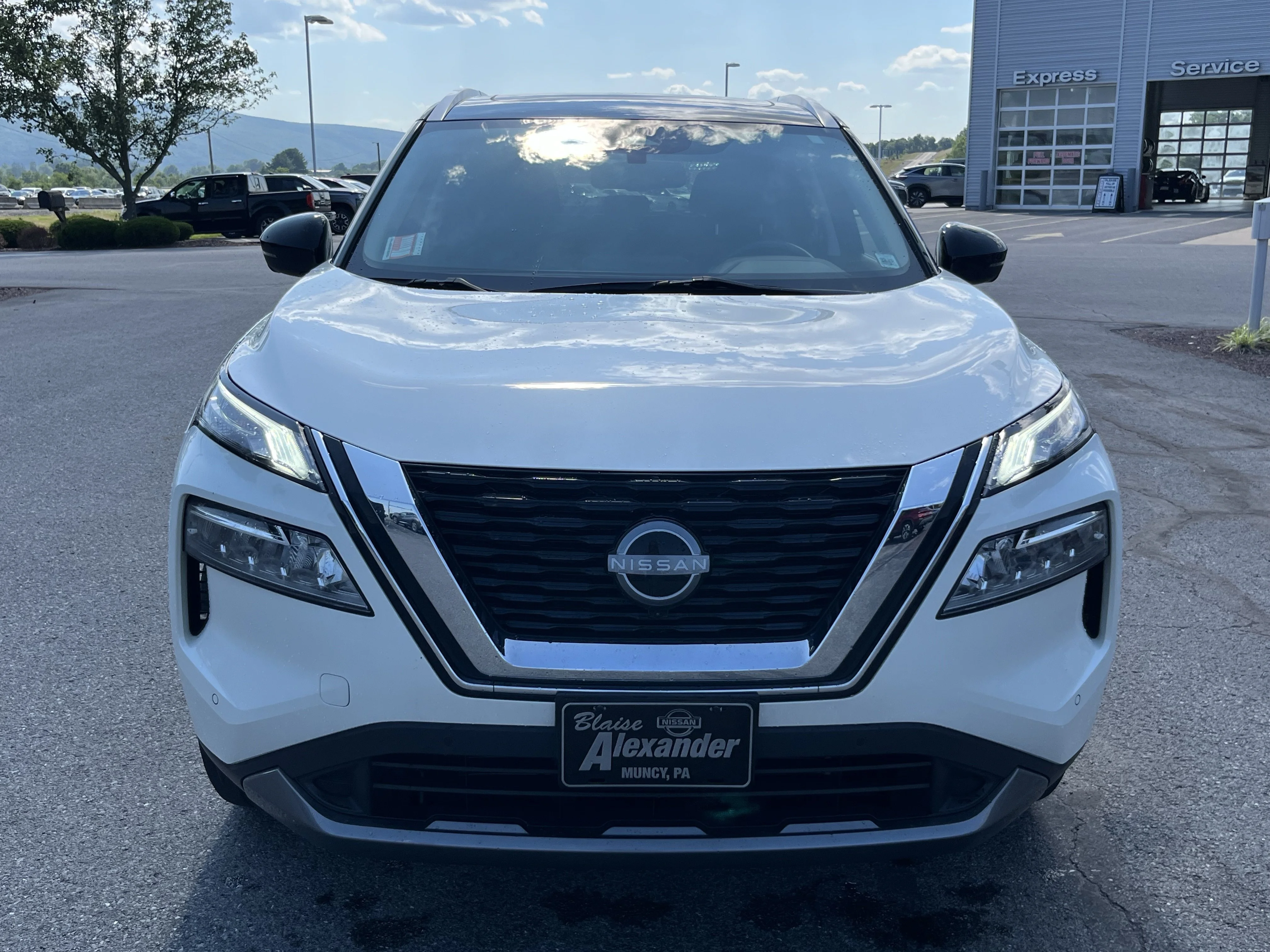 Used 2023 Pearl White Nissan SL image 12