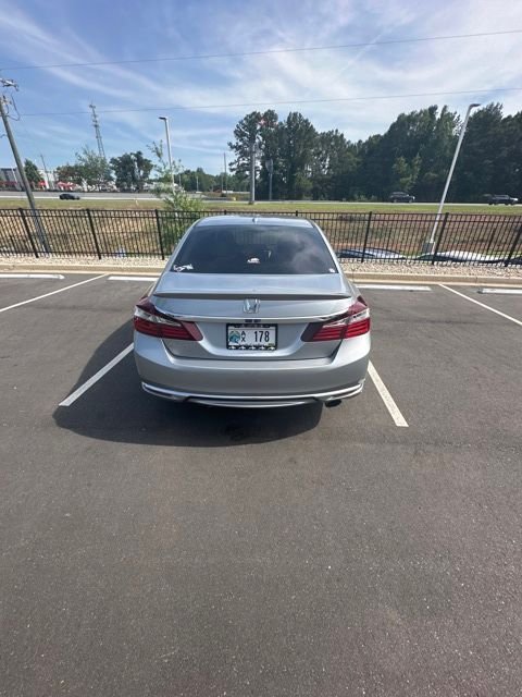 Used 2017 Silver Honda EX-L image 3