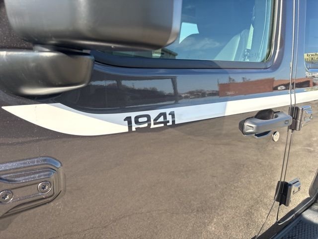 New 2026 Granite Crystal Metallic Clear-Coat Exterior Paint Jeep Sahara image 3