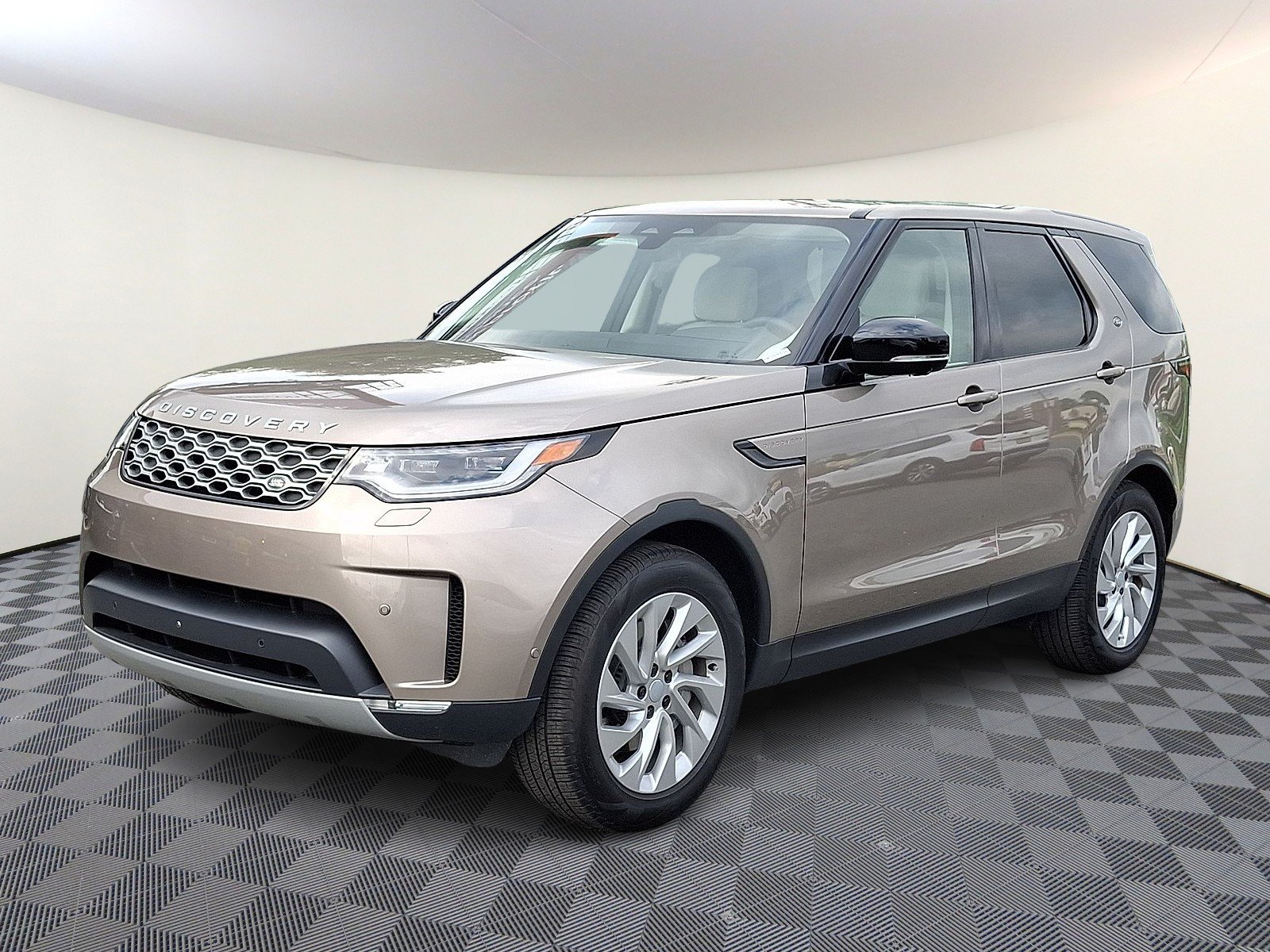 Certified Used 2026 Lantau Bronze Metallic - 1DP Land Rover S image 1