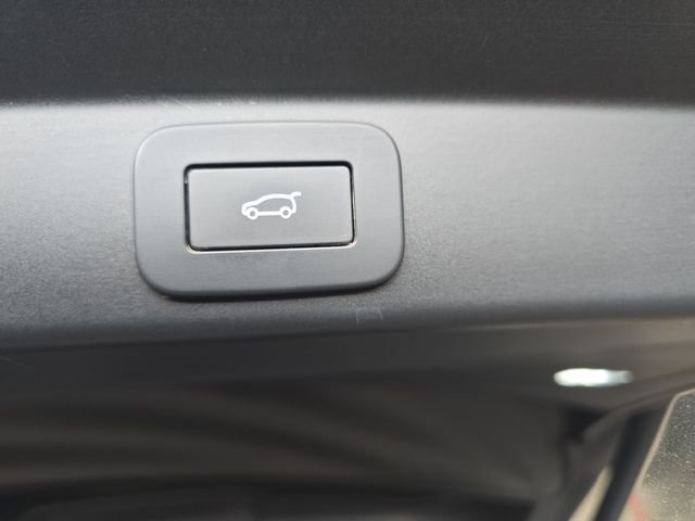 Certified Used 2025 White Land Rover Dynamic SE image 16