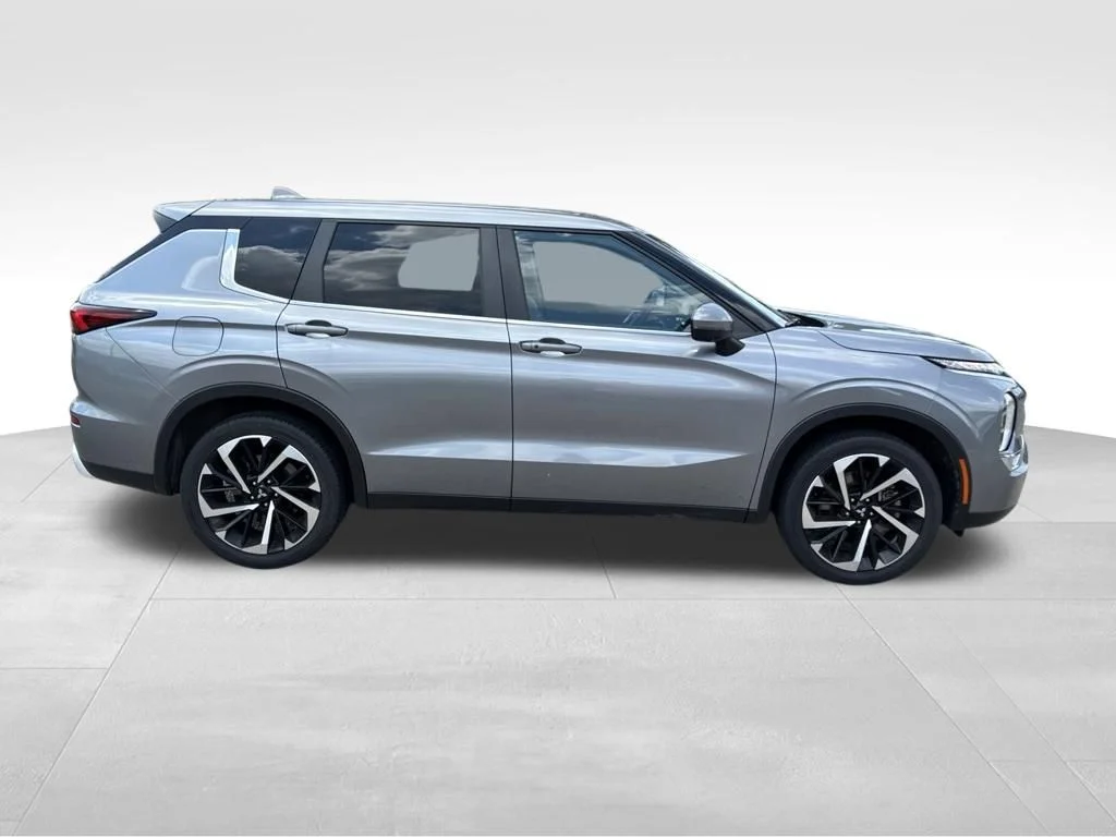 Used 2024 Silver Mitsubishi SE image 6