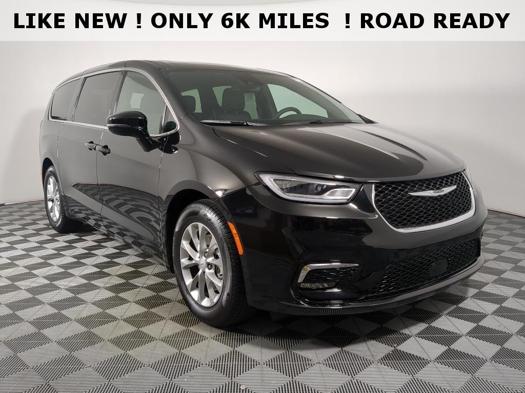 2026 Chrysler Pacifica Limited's photo