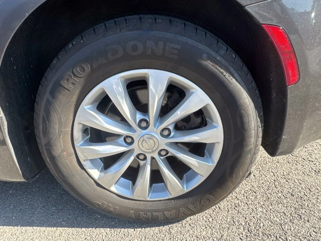 Used 2019 Gray Chrysler Touring L image 7