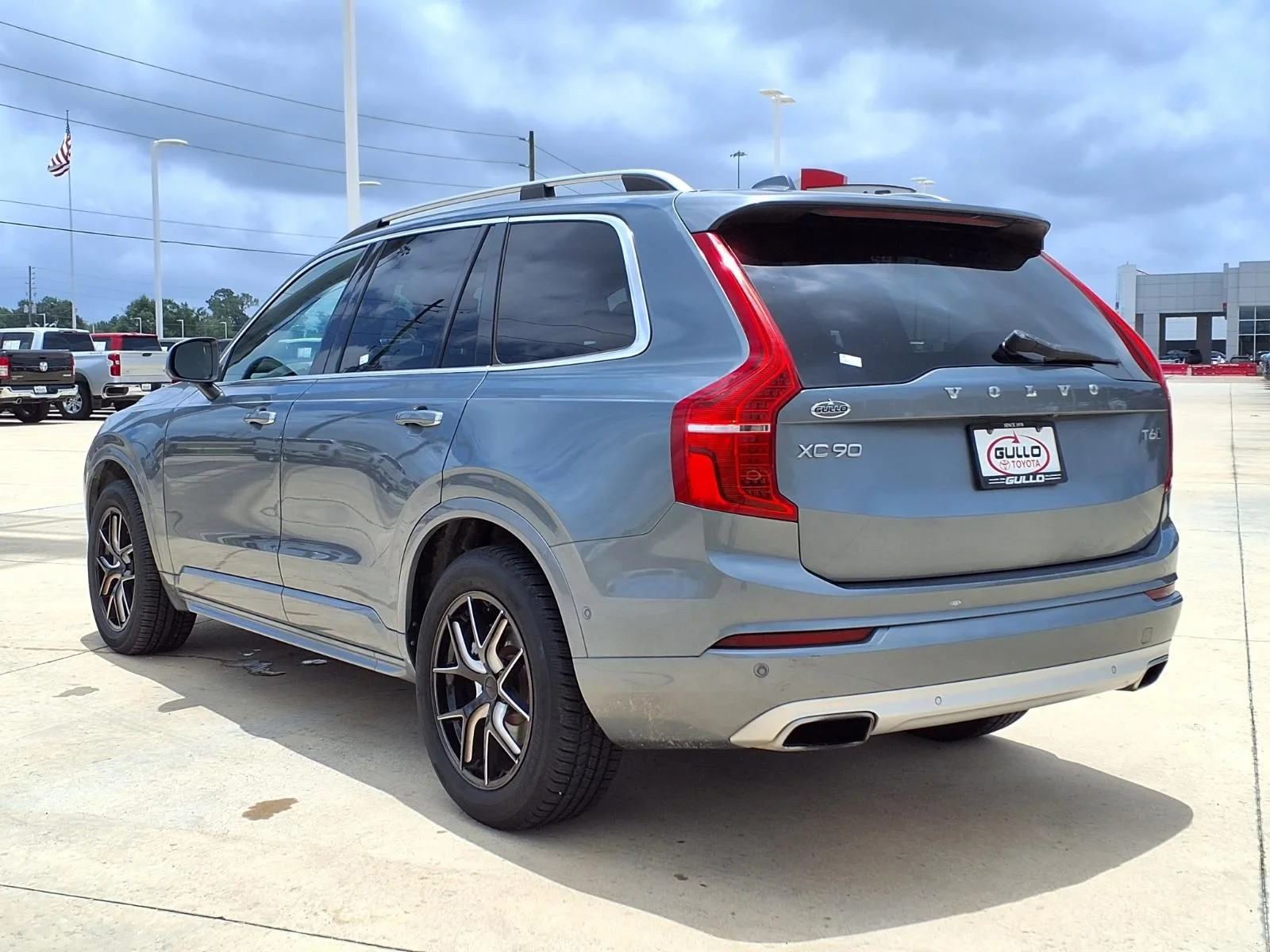 Used 2018 Gray Volvo T6 Momentum image 2
