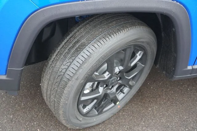New 2026 Hydro Blue Pearl-Coat Exterior Paint Jeep Latitude image 9