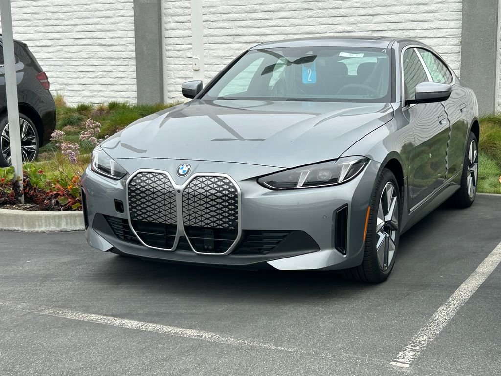 New 2026 Skyscraper Grey Metallic BMW eDrive40 image 2