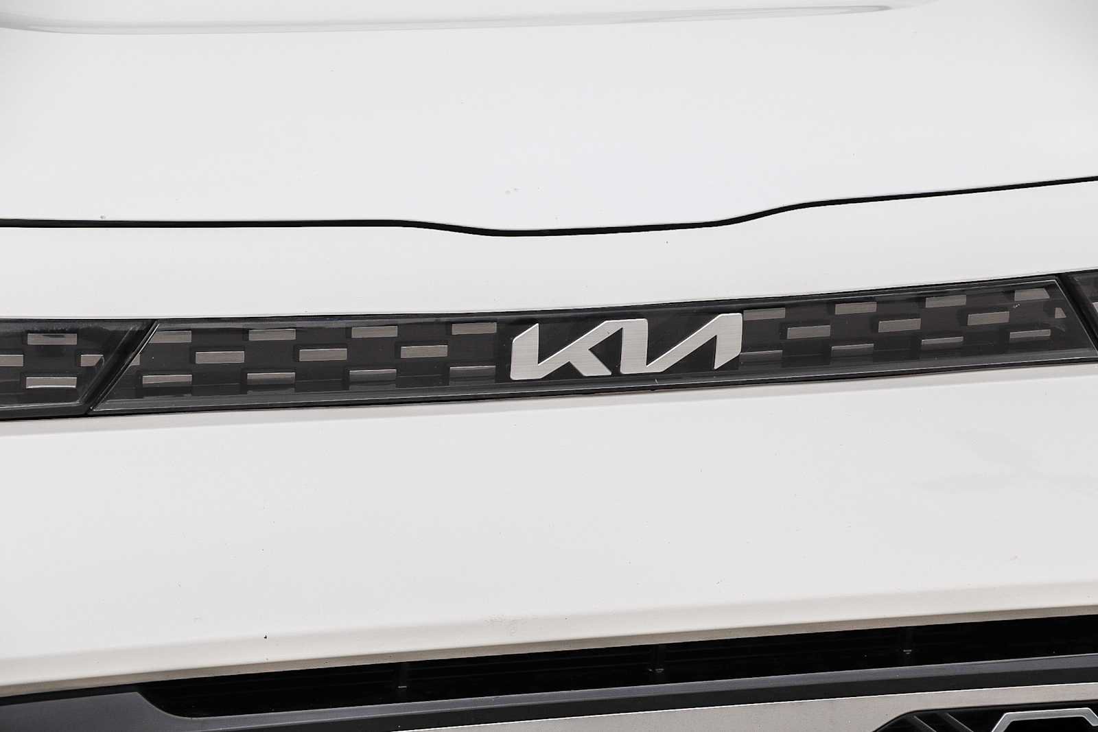 Used 2023 Snow White Pearl Kia GT-Line image 4