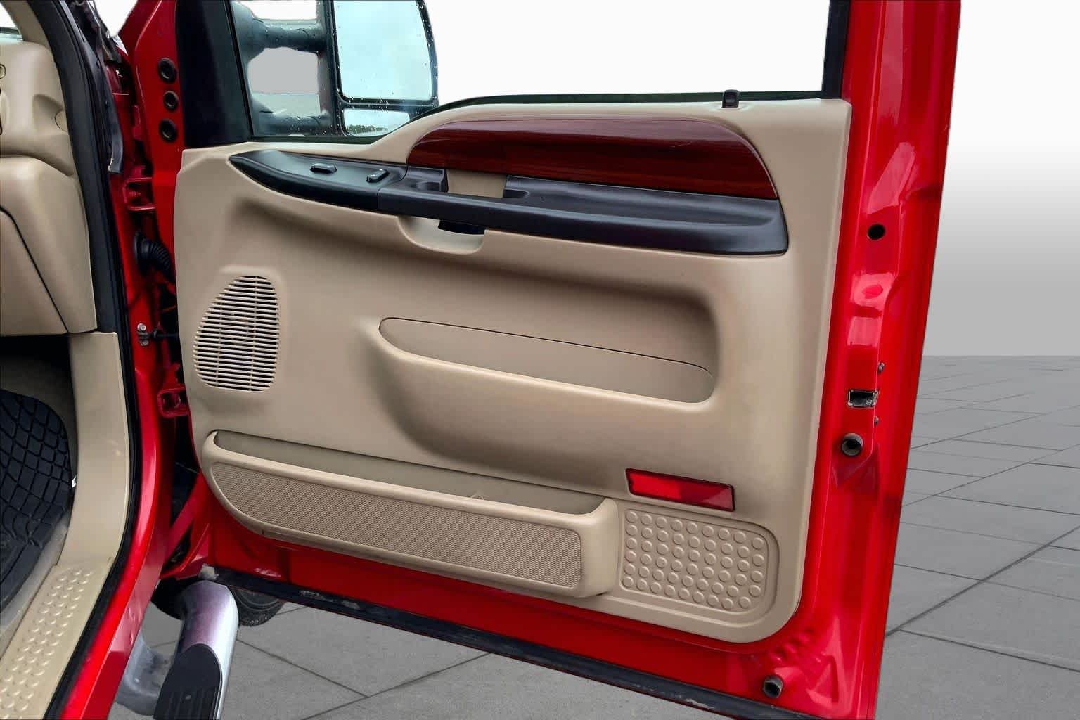 Used 2005 Red Ford Lariat image 21