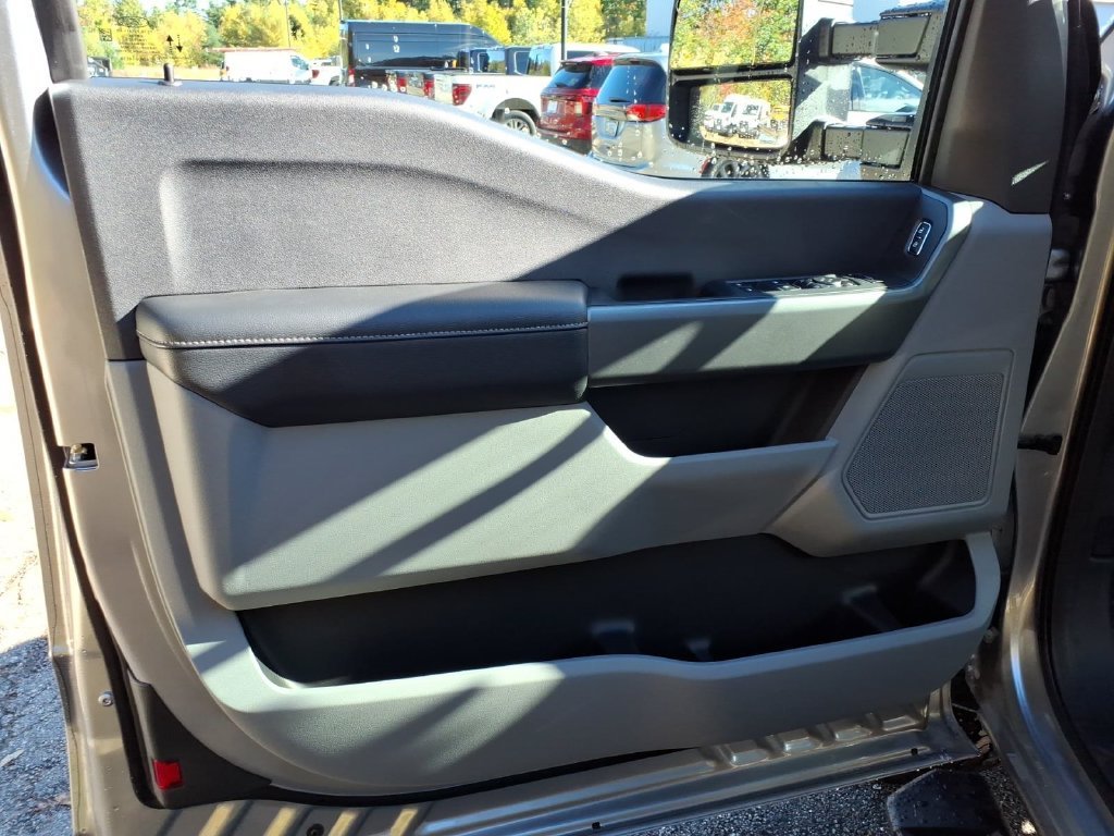 New 2027 Iconic Silver Metallic Ford F-250® XLT image 18