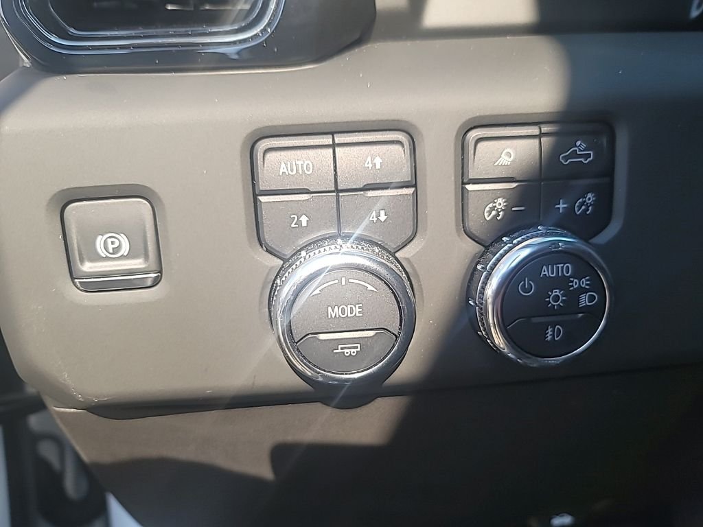 Used 2025 White GMC AT4 image 21