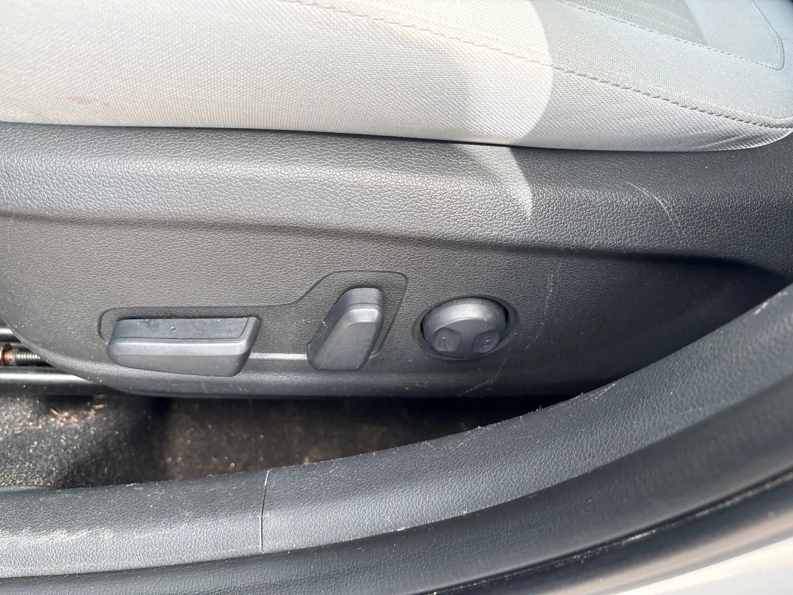 Used 2023 Silver Hyundai SEL image 9