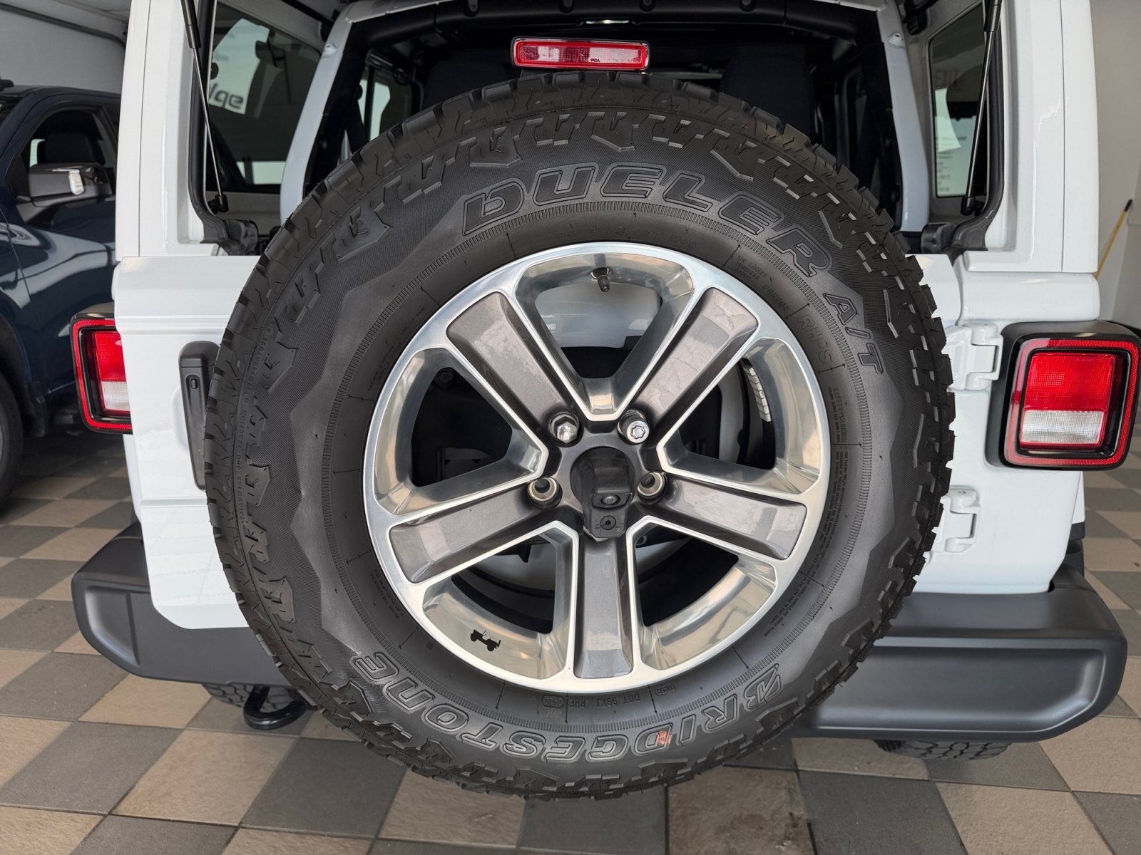 Used 2021 Bright White Clearcoat Jeep Unlimited Sahara image 39