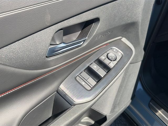 New 2026 Atlantic Gray Metallic / Super Black Two-tone Nissan SR image 17