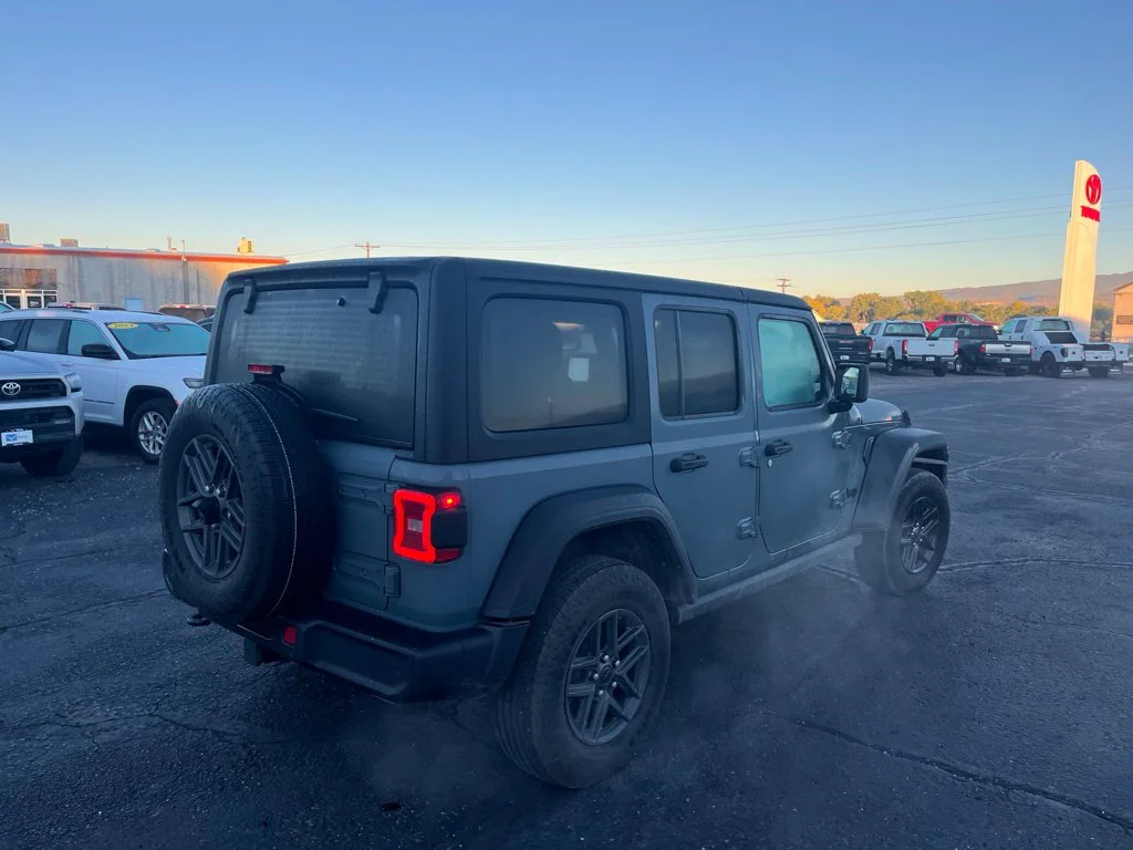 Used 2025 Anvil Clearcoat Jeep Sport S image 9