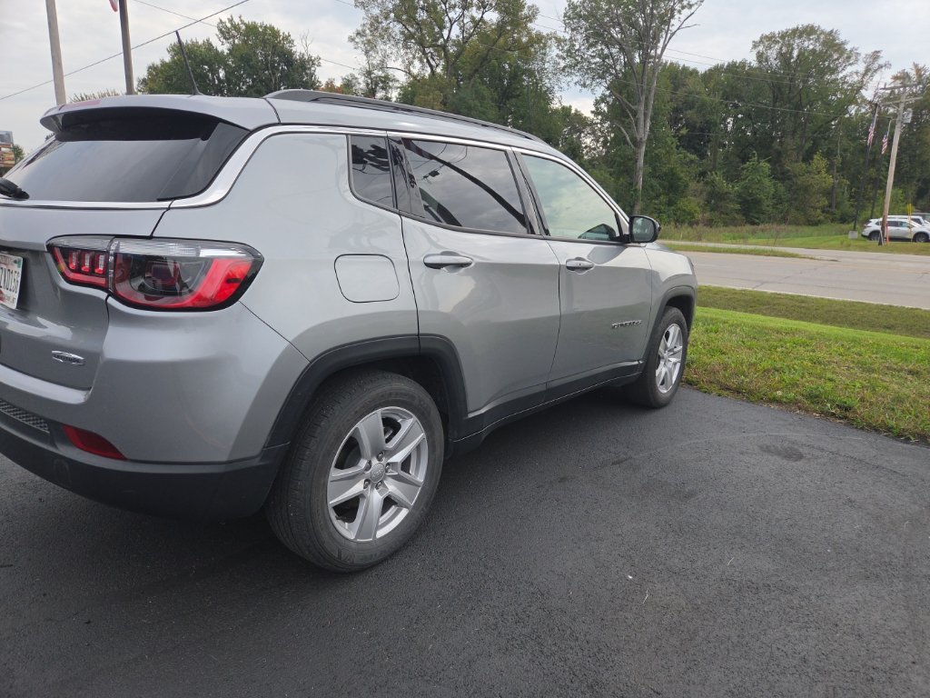Used 2022 Silver Jeep Latitude image 4