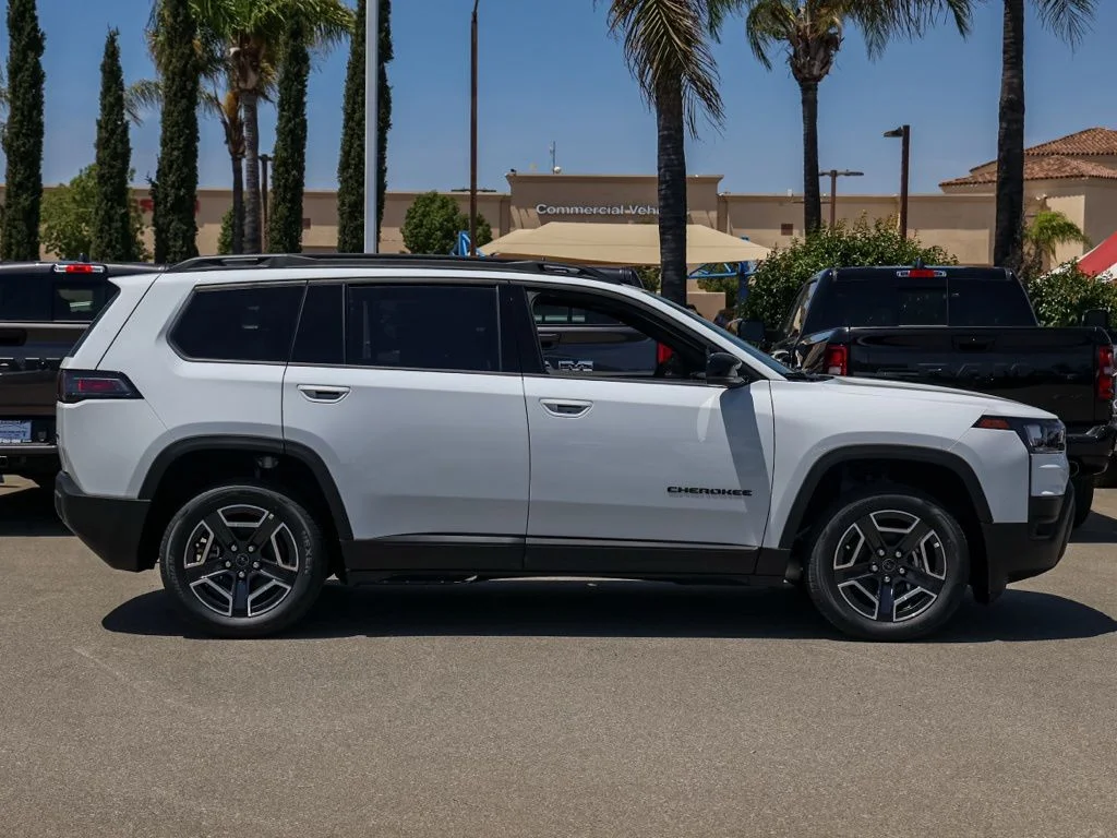 New 2026 Bright White Clear-Coat Exterior Paint Jeep Limited image 3