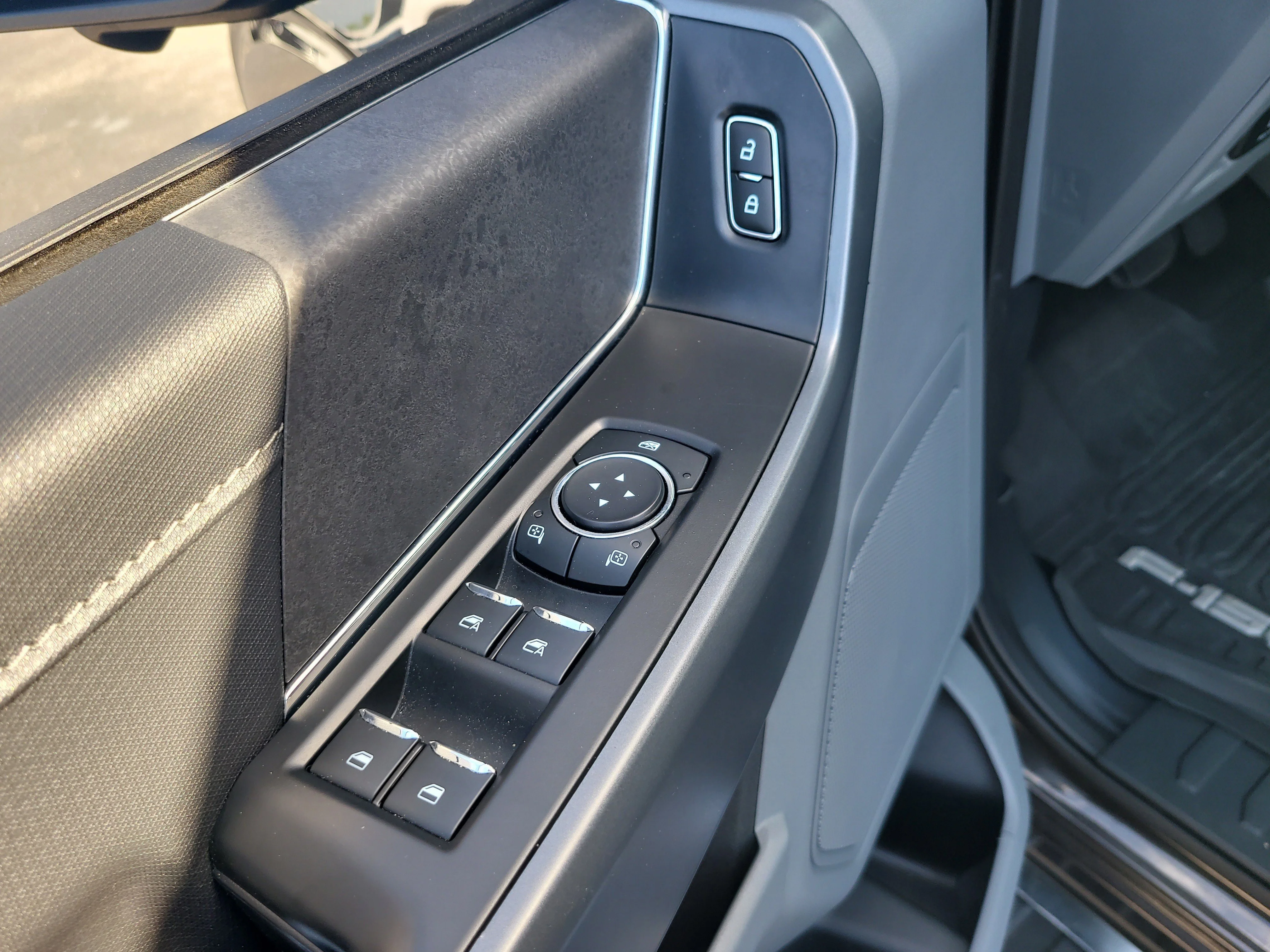 Used 2024 Bronze Metallic Ford XLT image 17