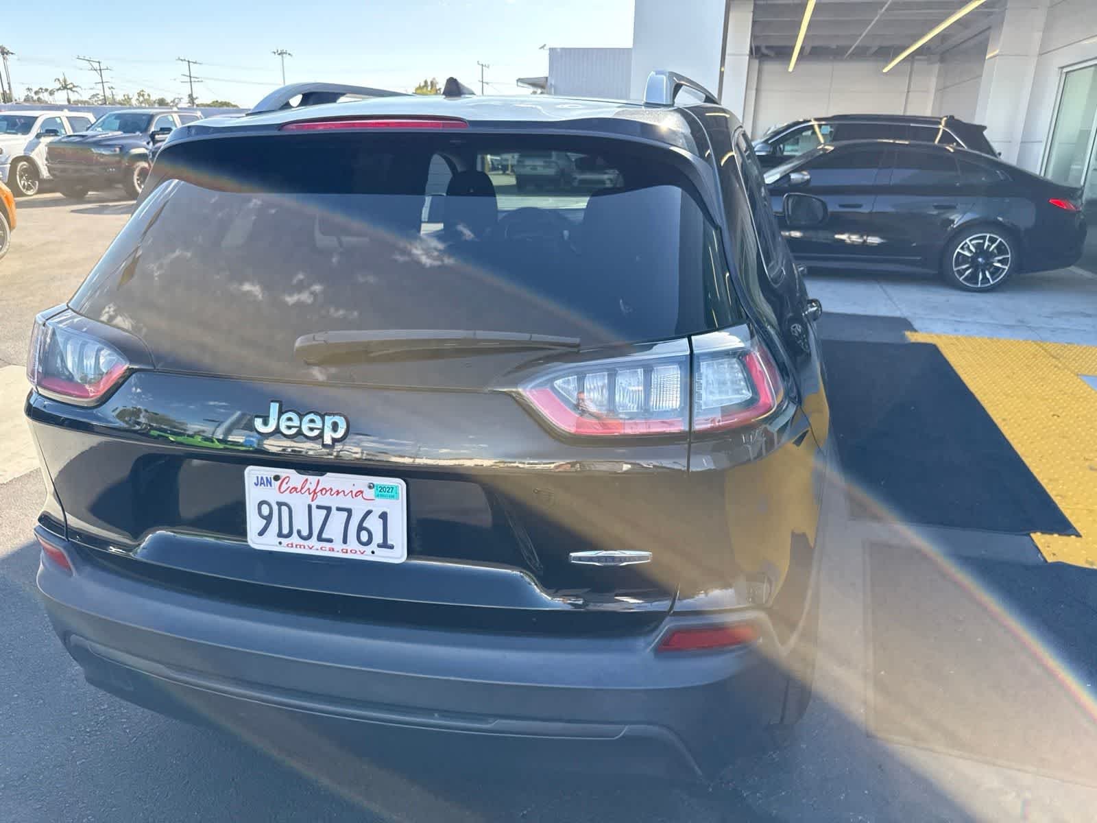 Used 2019 Diamond Black Crystal Pearlcoat Jeep Latitude image 14