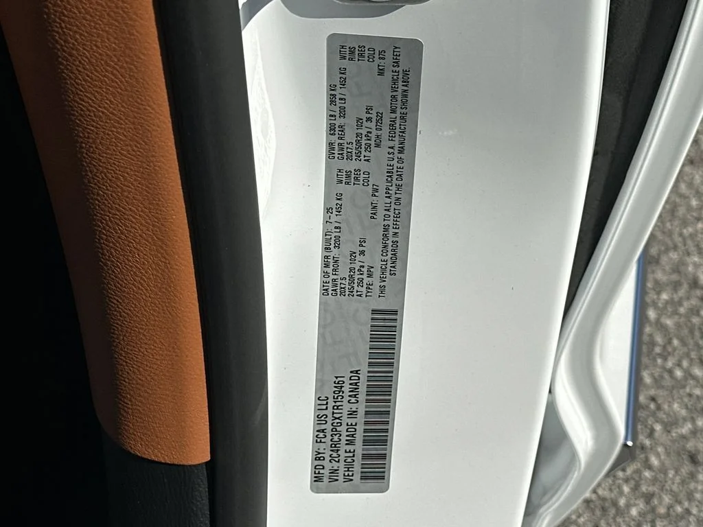 New 2026 Bright White Clear-Coat Exterior Paint Chrysler Pinnacle image 32