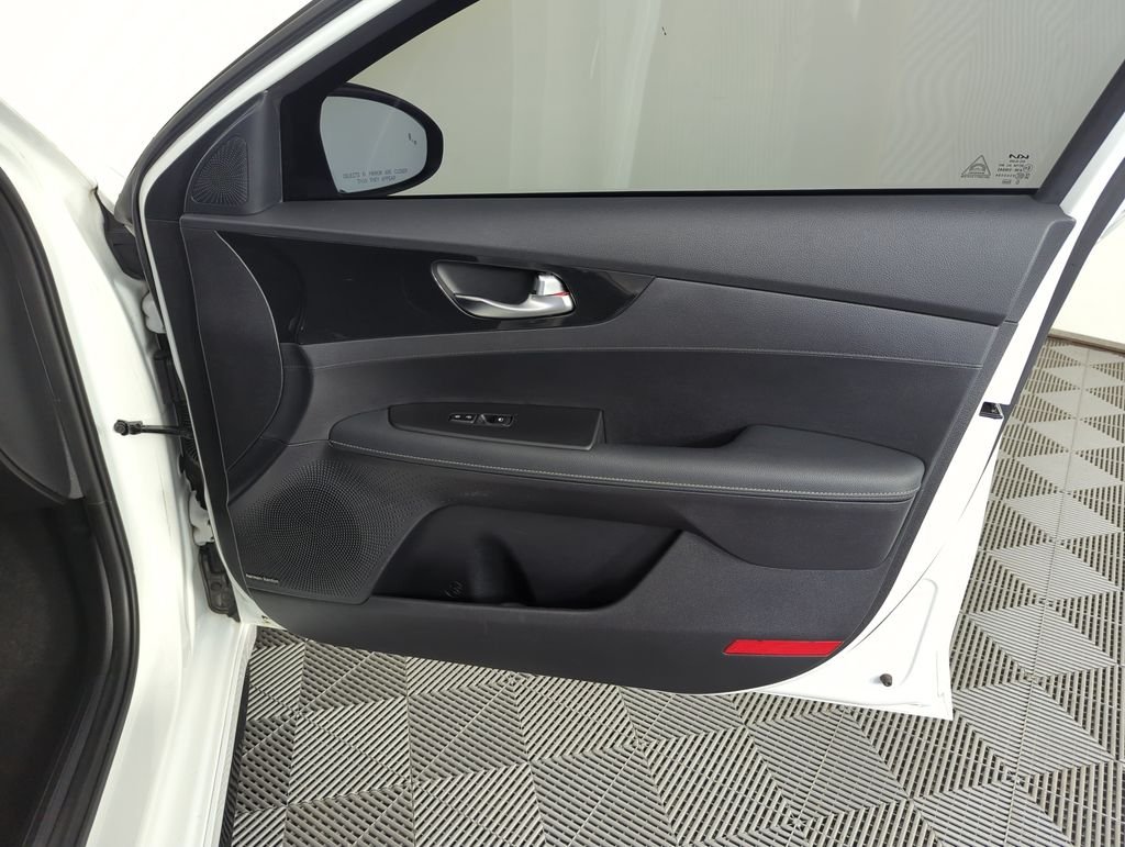 Used 2023 White Kia GT-Line image 34