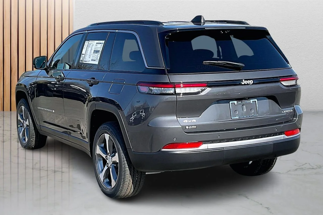 New 2026 Baltic Gray Metallic Clear-Coat Exterior Paint Jeep Limited image 6