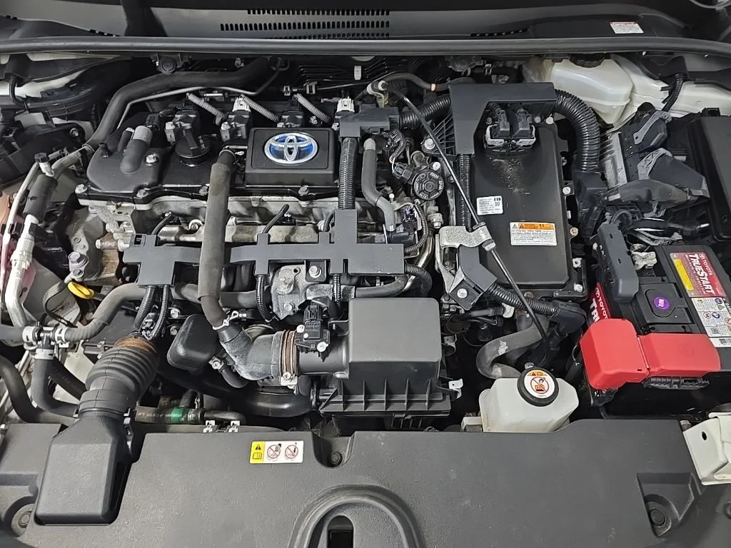 Used 2020 White Toyota LE image 12