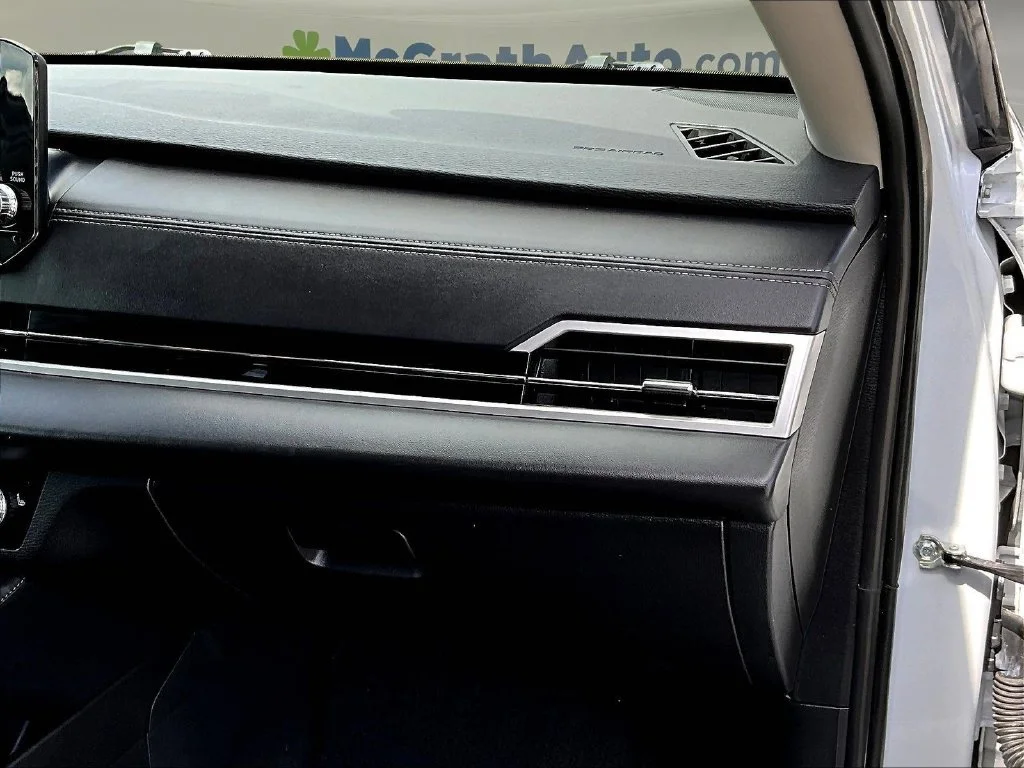 Used 2024 White Mitsubishi SE image 30