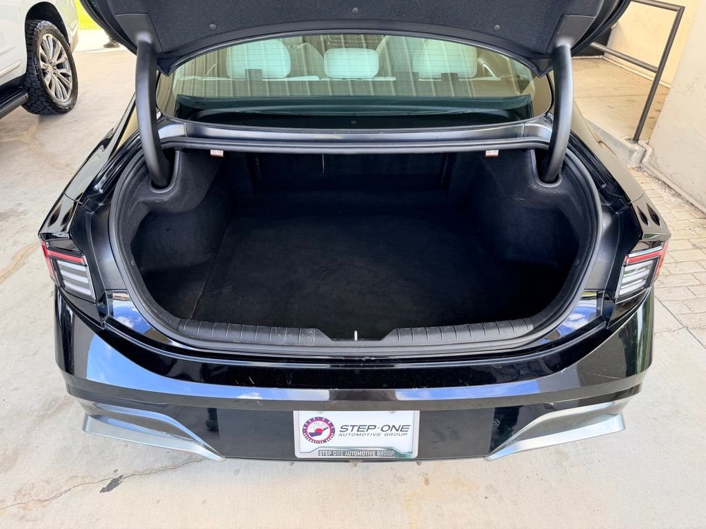 Used 2025 Black Hyundai SEL image 31