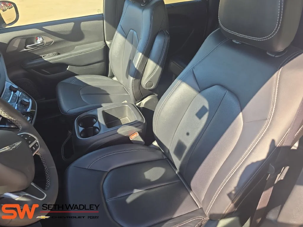 Used 2025 Bright White Clearcoat Chrysler Select image 16