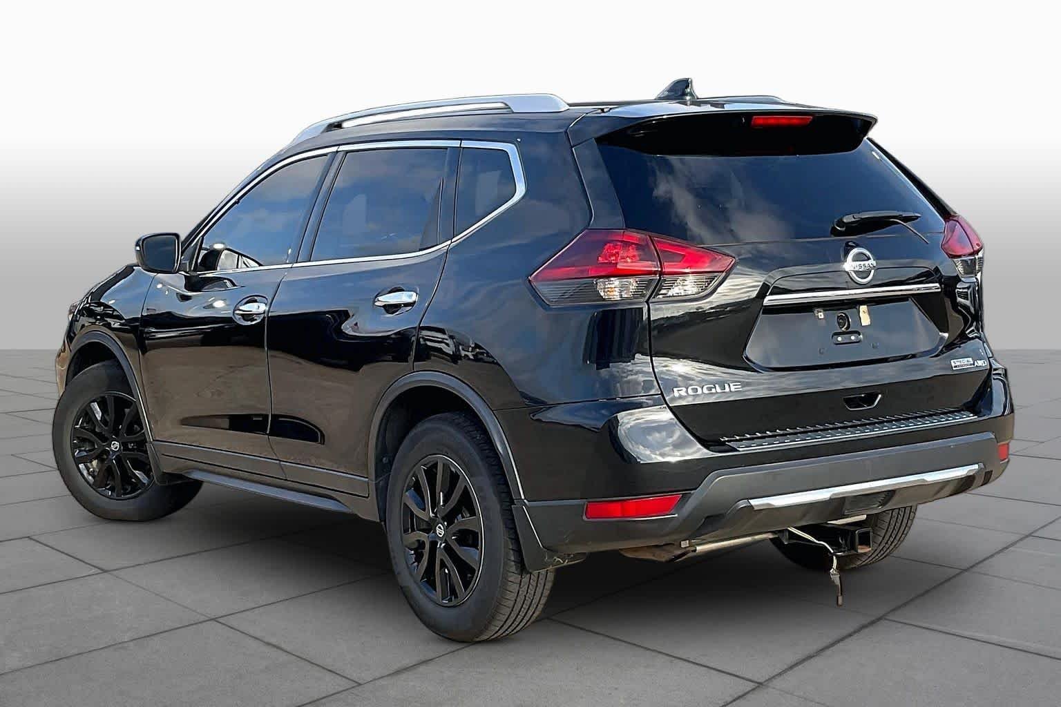 Used 2019 Magnetic Black Pearl Nissan S image 12