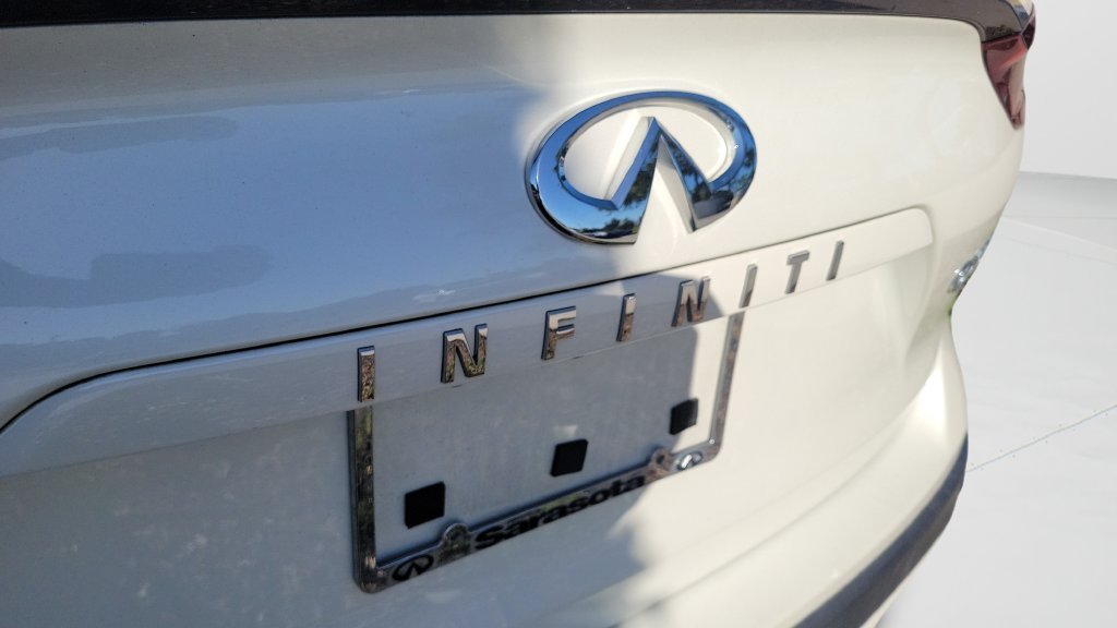 Used 2022 White INFINITI LUXE image 10