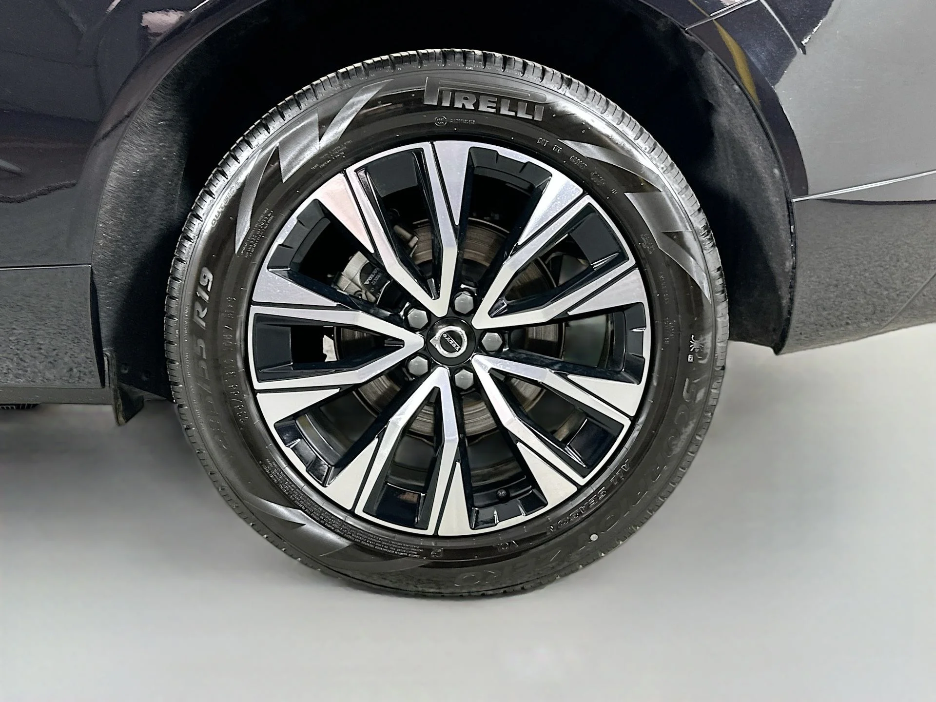 Used 2025 Onyx Black Volvo Core image 31