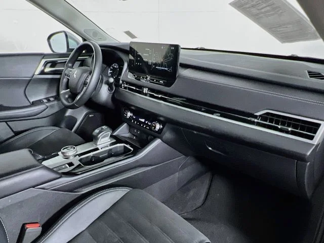 Used 2025 Silver Mitsubishi SE image 39