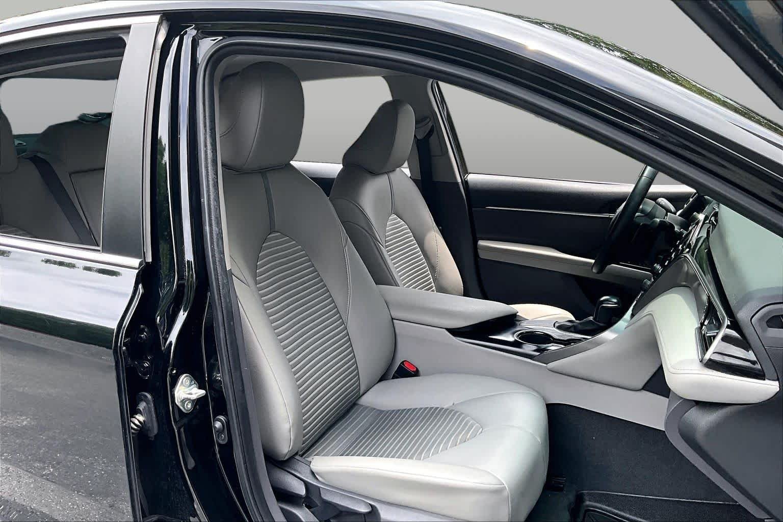 Used 2020 Midnight Black Metallic Toyota SE image 9