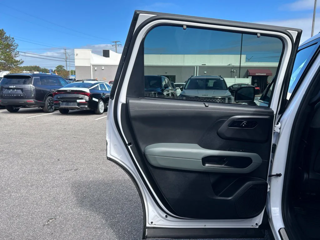 Used 2027 White Kia  image 15