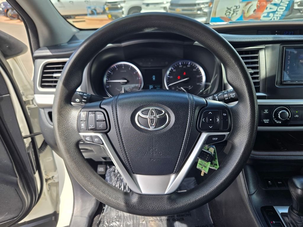 Used 2015 White Toyota LE image 20