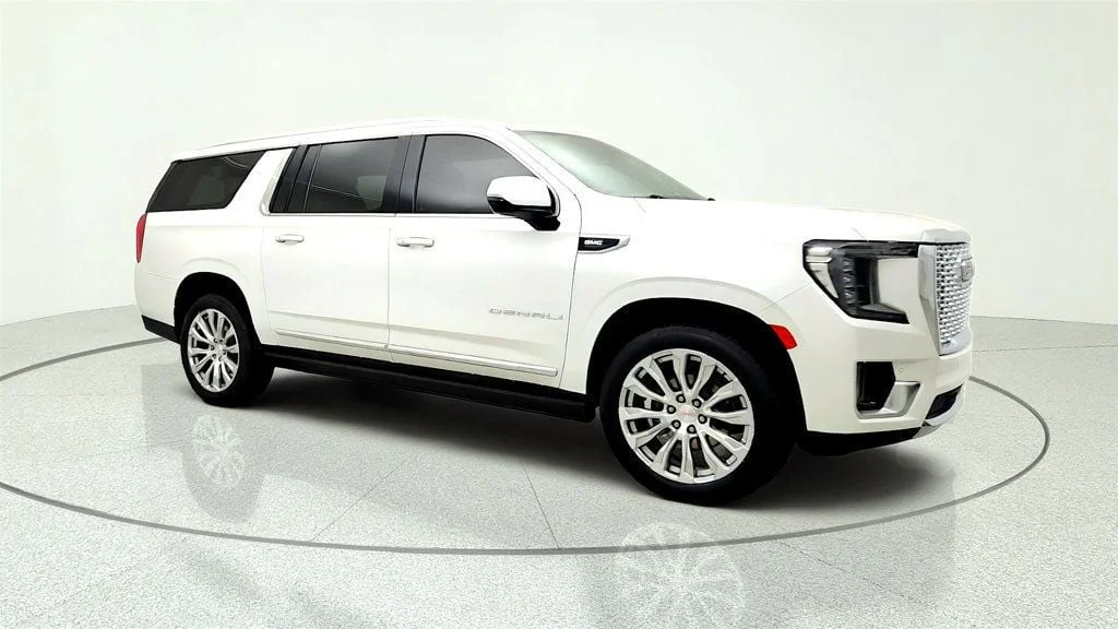 Used 2023 White Frost Tricoat GMC Denali 4WD w/ Panoramic Roof, 22
