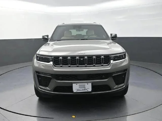 New 2027 Sting-Gray Clear-Coat Paint Jeep Limited image 3