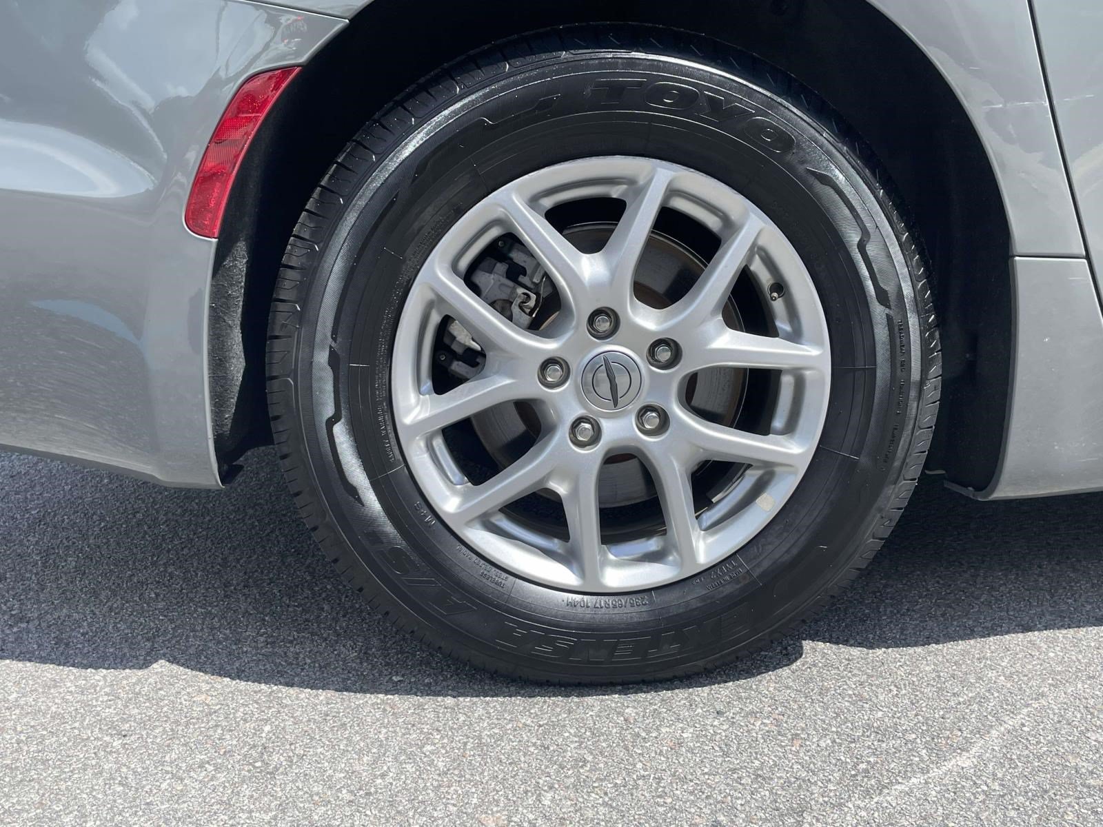 Used 2022 Ceramic Gray Clearcoat Chrysler Touring L image 7